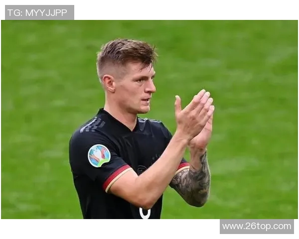 克罗斯在足球历史中的地位与影响力探讨及其职业生涯的辉煌成就回顾